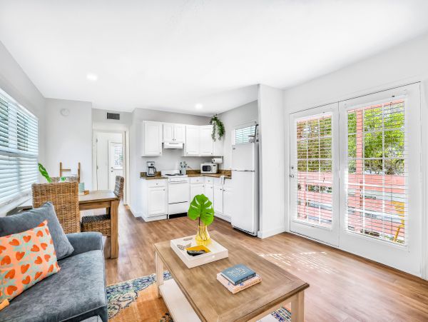 Beach condo, shared pool and wifi