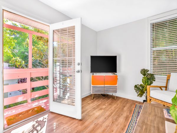 Beach condo, shared pool and wifi
