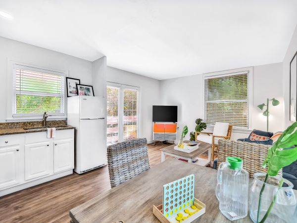 Beach condo, shared pool and wifi