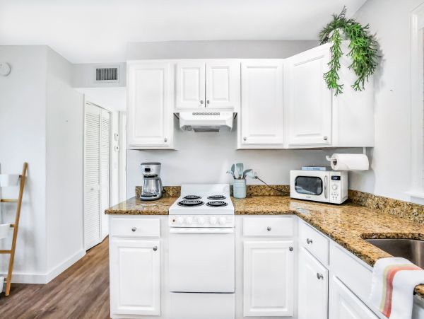 Beach condo, shared pool and wifi