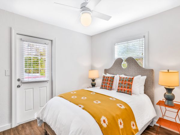 Beach condo, shared pool and wifi