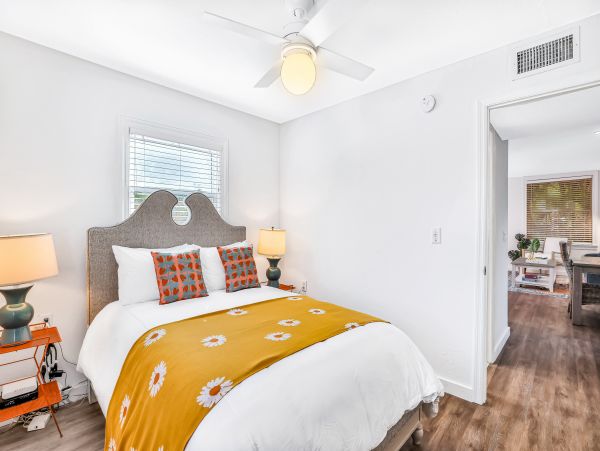 Beach condo, shared pool and wifi