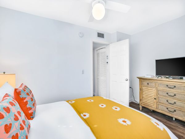 Beach condo, shared pool and wifi