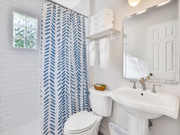 Beach condo, shared pool and wifi