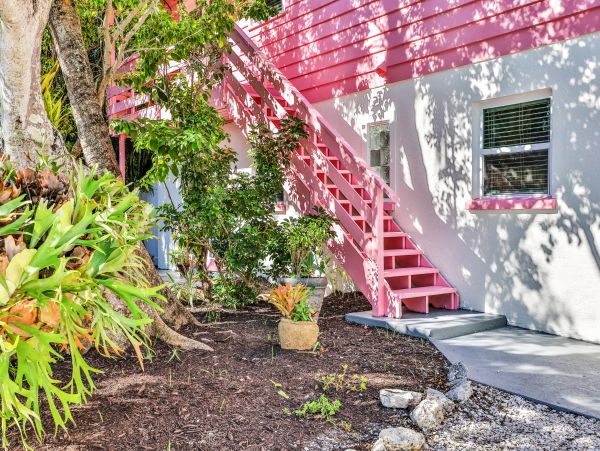 Beach condo, shared pool and wifi
