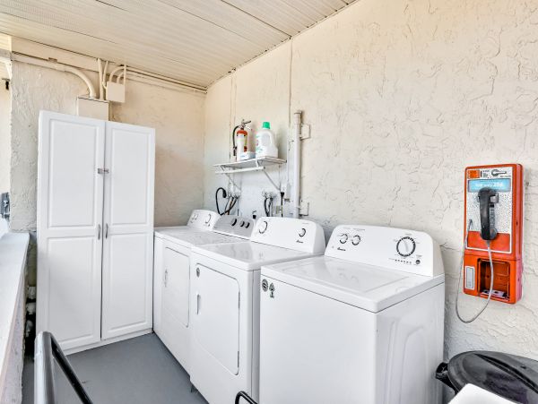 Beach condo, shared pool and wifi