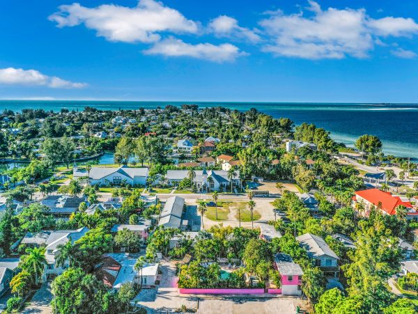 Beach condo, shared pool and wifi