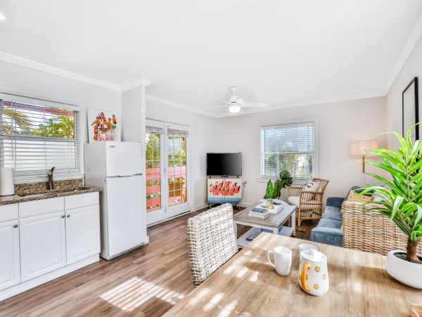 North end pet friendly resort close to Pine Ave and the Bay and Beach