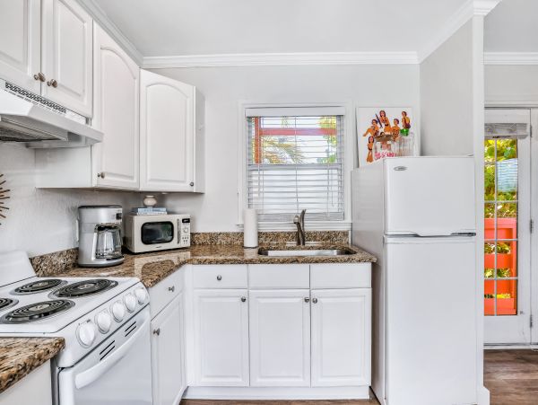 North end pet friendly resort close to Pine Ave and the Bay and Beach