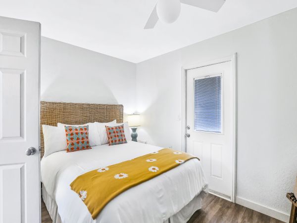 North end pet friendly resort close to Pine Ave and the Bay and Beach