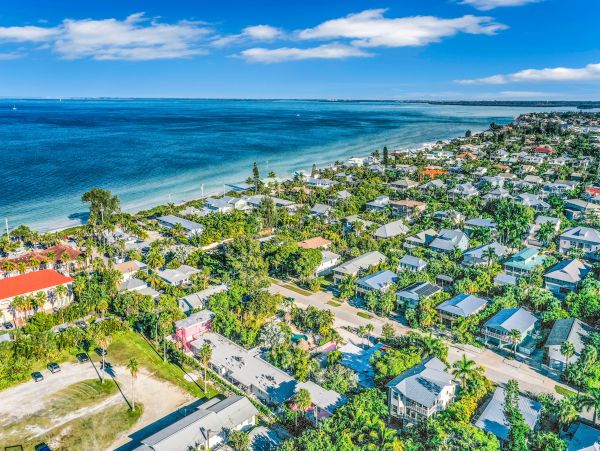 North end pet friendly resort close to Pine Ave and the Bay and Beach