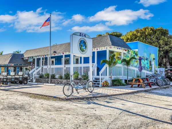North end pet friendly resort close to Pine Ave and the Bay and Beach