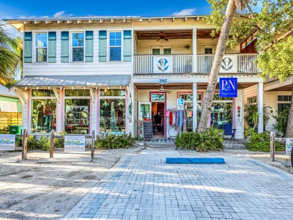 North end pet friendly resort close to Pine Ave and the Bay and Beach