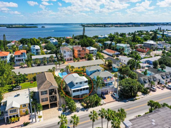 Lovely Duplex Short Walk to Beach