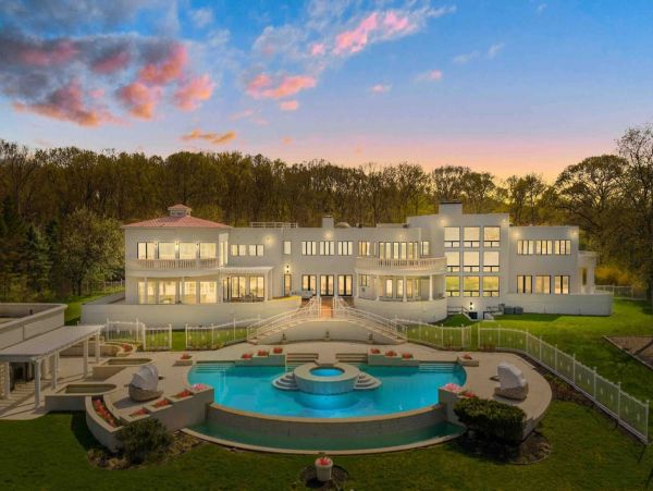 Port Jefferson Luxury Beach Mansion 2 Pools. Helipad.