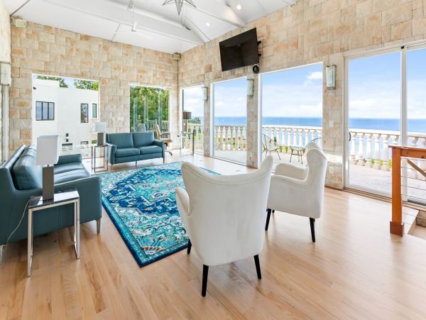 Port Jefferson Luxury Beach Mansion 2 Pools. Helipad.