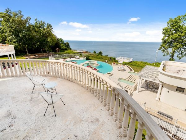 Port Jefferson Luxury Beach Mansion 2 Pools. Helipad.