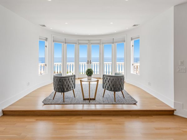 Port Jefferson Luxury Beach Mansion 2 Pools. Helipad.