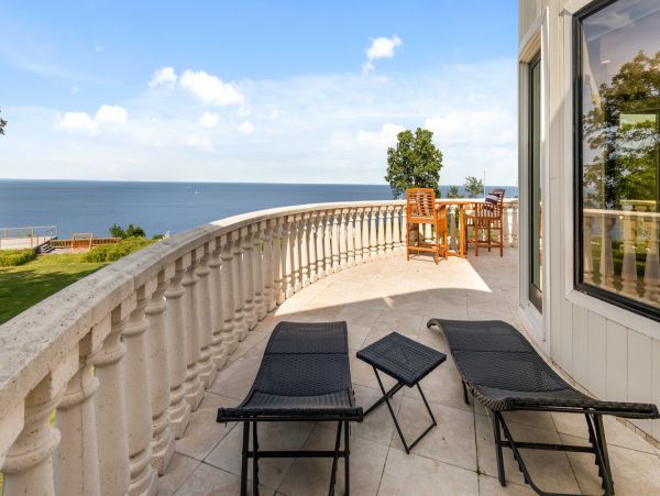 Port Jefferson Luxury Beach Mansion 2 Pools. Helipad.