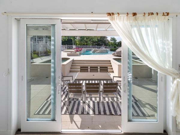 Port Jefferson Luxury Beach Mansion 2 Pools. Helipad.