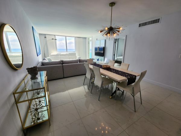 Beautiful 2 Bedroom Condo on the Beach in Hollywood FL Stunning Views