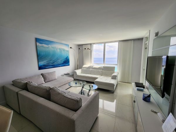 Beautiful 2 Bedroom Condo on the Beach in Hollywood FL Stunning Views