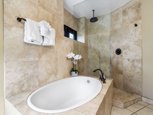 Kailua-Kona Luxury Oceanfront Retreat with Pool and Spa