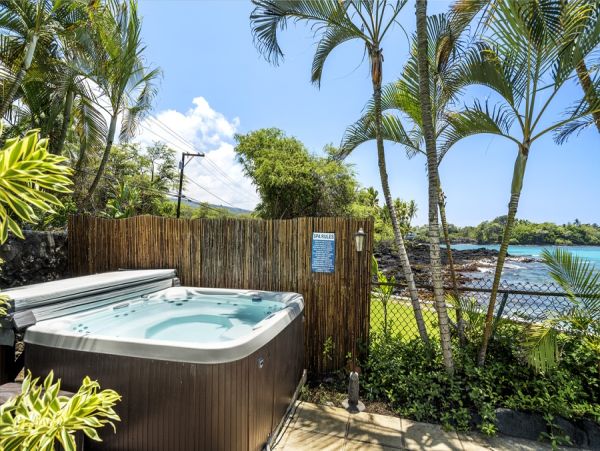 Kailua-Kona Luxury Oceanfront Retreat with Pool and Spa