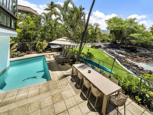 Kailua-Kona Luxury Oceanfront Retreat with Pool and Spa