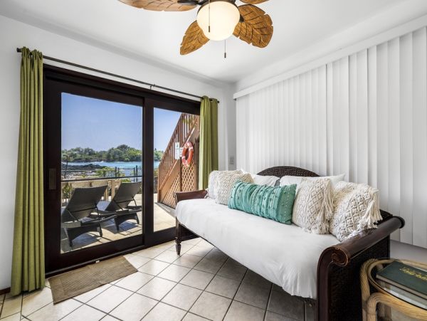 Kailua-Kona Luxury Oceanfront Retreat with Pool and Spa