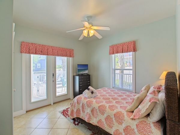 Destin Lovely Five Bedroom Vacation Home with Pool