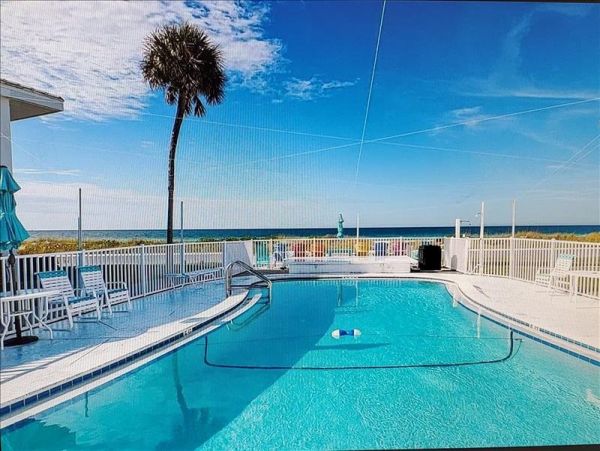 Holmes Beach Vacation Condo Two Bedrooms on Beach Sleeps 6