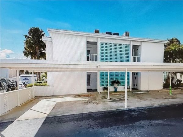 Holmes Beach Vacation Condo Two Bedrooms on Beach Sleeps 6