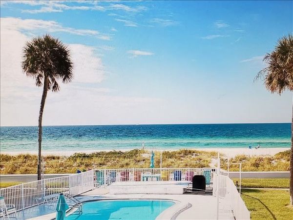Holmes Beach Vacation Condo Two Bedrooms on Beach Sleeps 6