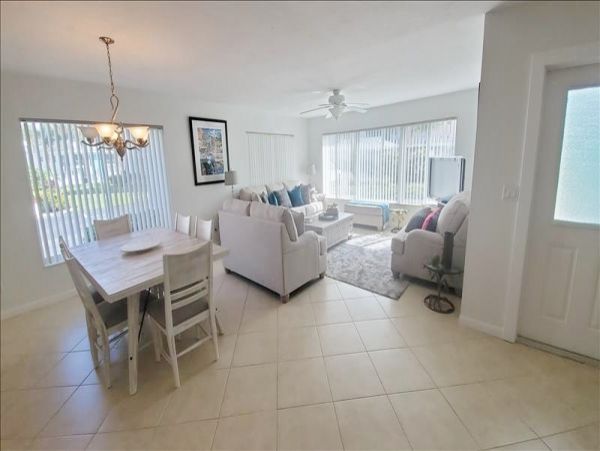 Holmes Beach Vacation Condo Two Bedrooms on Beach Sleeps 6