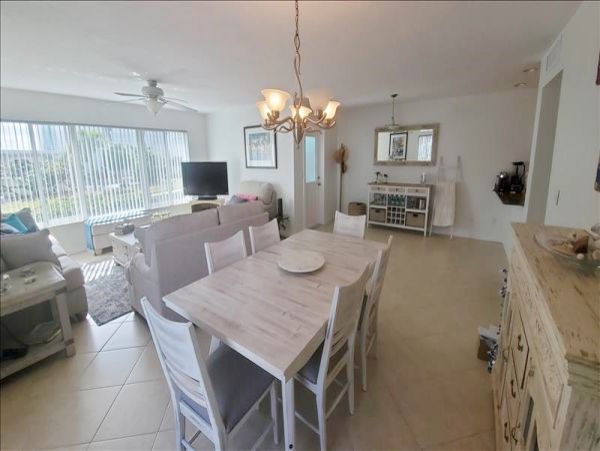 Holmes Beach Vacation Condo Two Bedrooms on Beach Sleeps 6