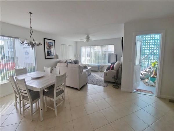 Holmes Beach Vacation Condo Two Bedrooms on Beach Sleeps 6