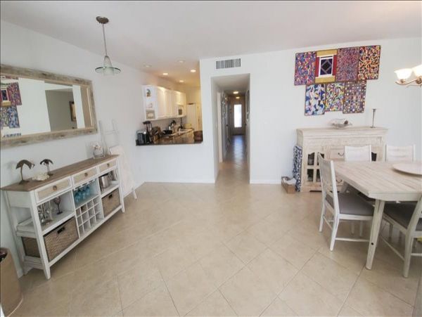Holmes Beach Vacation Condo Two Bedrooms on Beach Sleeps 6