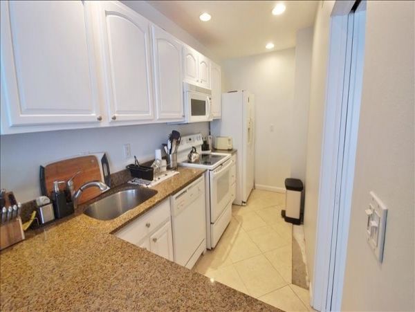 Holmes Beach Vacation Condo Two Bedrooms on Beach Sleeps 6