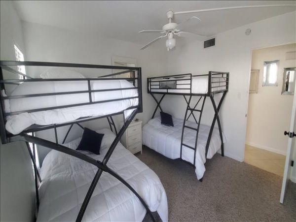 Holmes Beach Vacation Condo Two Bedrooms on Beach Sleeps 6
