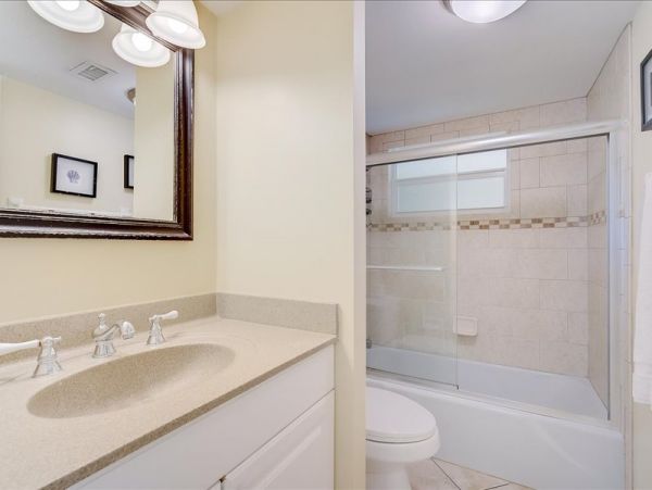 Siesta Key Vacation Condo Close To Beach & Dining.