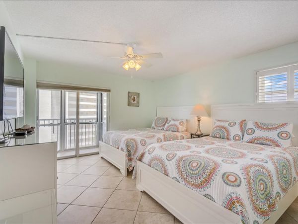 Siesta Key Vacation Condo Close To Beach & Dining.