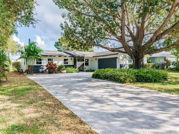 Sarasota Vacation Pool Home Three bedrooms Sleeps 6 Guests