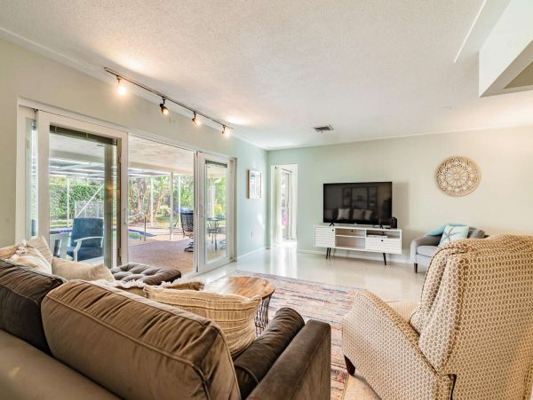 Sarasota Vacation Pool Home Three bedrooms Sleeps 6 Guests