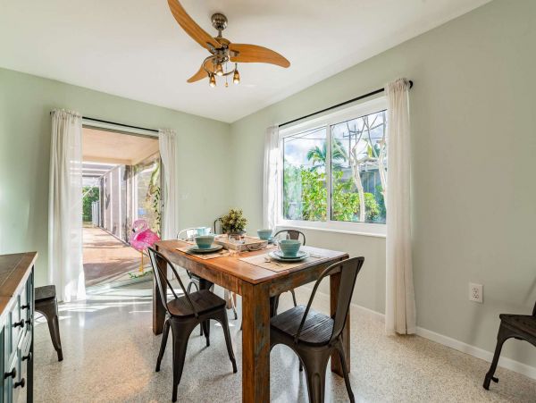 Sarasota Vacation Pool Home Three bedrooms Sleeps 6 Guests