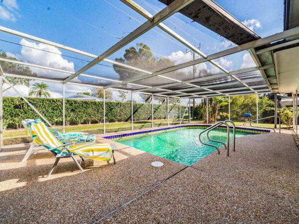 Sarasota Vacation Pool Home Three bedrooms Sleeps 6 Guests