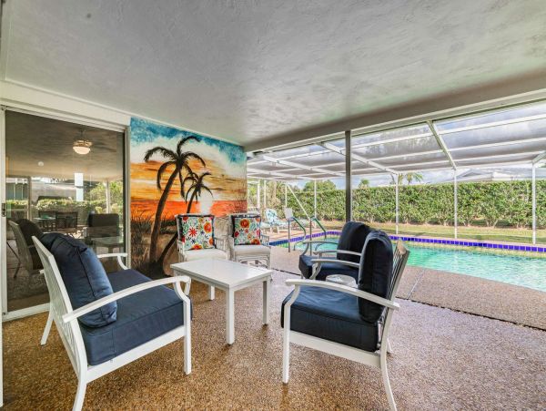 Sarasota Vacation Pool Home Three bedrooms Sleeps 6 Guests