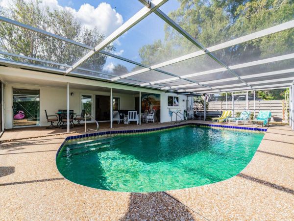 Sarasota Vacation Pool Home Three bedrooms Sleeps 6 Guests