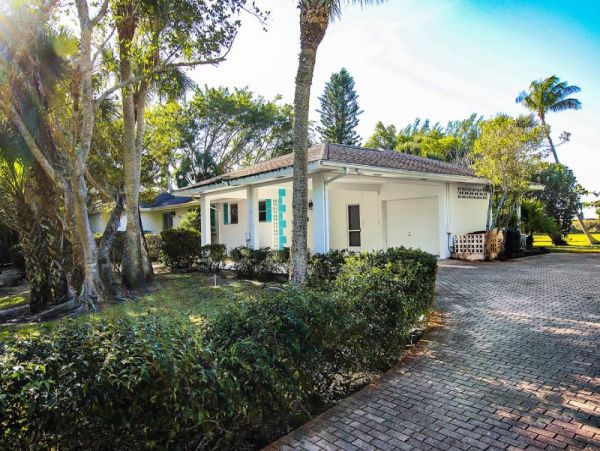 Sanibel 3 Bedroom Home Direct Beach Front with Pool