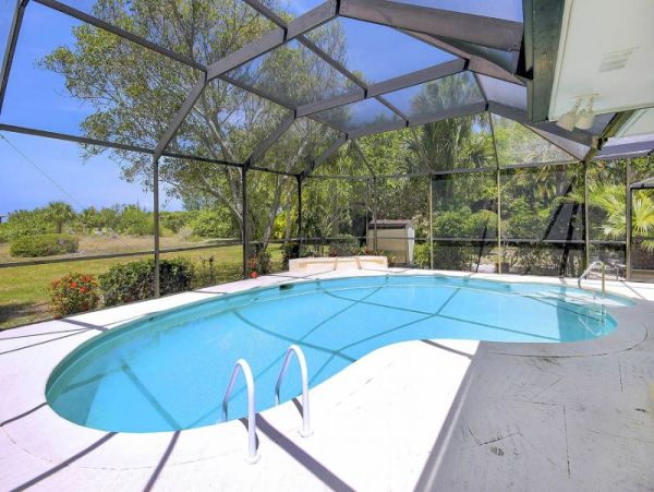 Sanibel 3 Bedroom Home Direct Beach Front with Pool